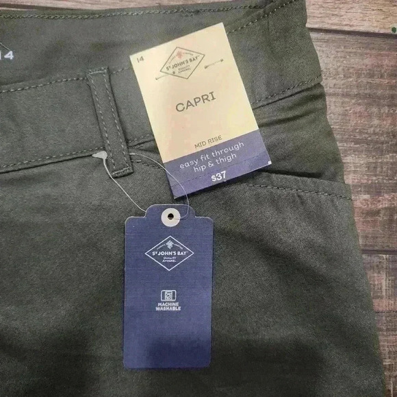 St. John’s Bay Mid Rise Capri Pants Size 14 Loren Green 4 Pockets - Picture 4 of 6